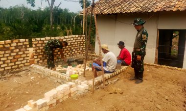 Progres RTLH Rumah Bapak Jiman Capai 15 Persen, Satgas TMMD ke-130 Kodim 0427/Way Kanan Percepat Pemasangan Batu Bata