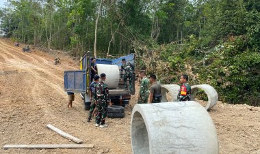 Dukung Pembukaan Badan Jalan, Satgas TMMD ke-130 Kodim 0427/Way Kanan Turunkan Gorong-Gorong