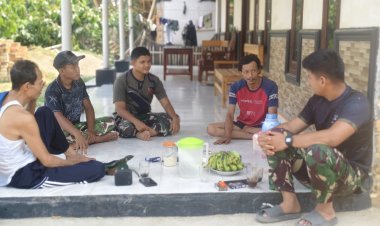Pererat Kemanunggalan TNI-Rakyat, Satgas TMMD ke-130 Kodim 0427/Way Kanan Jalin Kebersamaan di Waktu Istirahat
