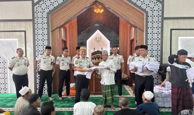 Kalapas Cipinang Bagikan Ratusan Baju Koko untuk Santri, Tegaskan Pelayanan Tanpa Pungutan