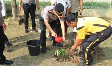 Tanam Pohon di SMA Negeri 1 Baktiya, Kapolres Aceh Utara Dukung Program Kapolri Green Policing