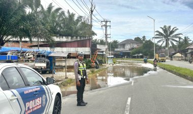 Satlantas Polres Nagan Raya Pantau Banjir di Jalan Nasional Meulaboh–Tapak Tuan, Pengendara Diimbau Hati-Hati