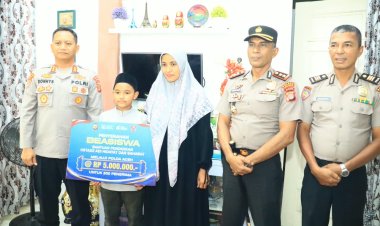 Dirbinmas Polda Aceh Serahkan Beasiswa Ustaz Adi Hidayat dan Sahabat untuk Hafiz Al-Qur’an