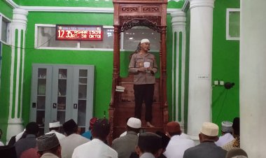 Kapolsek Bukit Sampaikan Pesan Kamtibmas Saat Menjadi Khatib Shalat Jumat di Karang Rejo