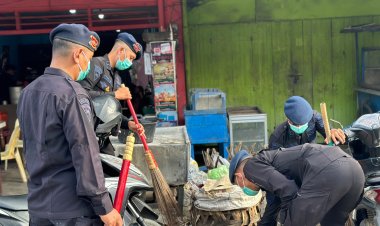 Dukung Green Policing, Brimob Aceh Bersama TNI-Polri dan Masyarakat Gotong Royong Bersihkan TPI Pusong