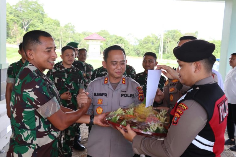 Semarak HUT TNI ke-81, Kapolres Nagan Raya Perkuat Sinergitas TNI-Polri melalui Upacara dan Pemberian Tumpeng