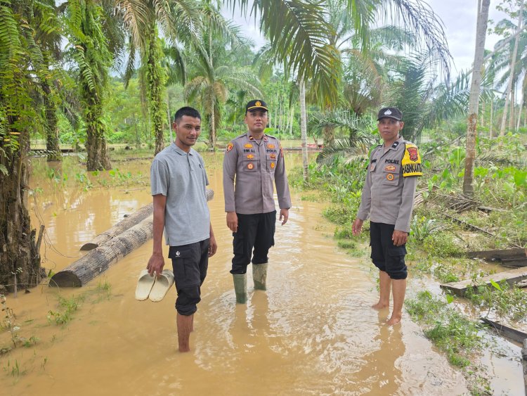 Kapolsek Simpang Jernih Turun Pantau Banjir, 30 KK Warga Masih Mengungsi