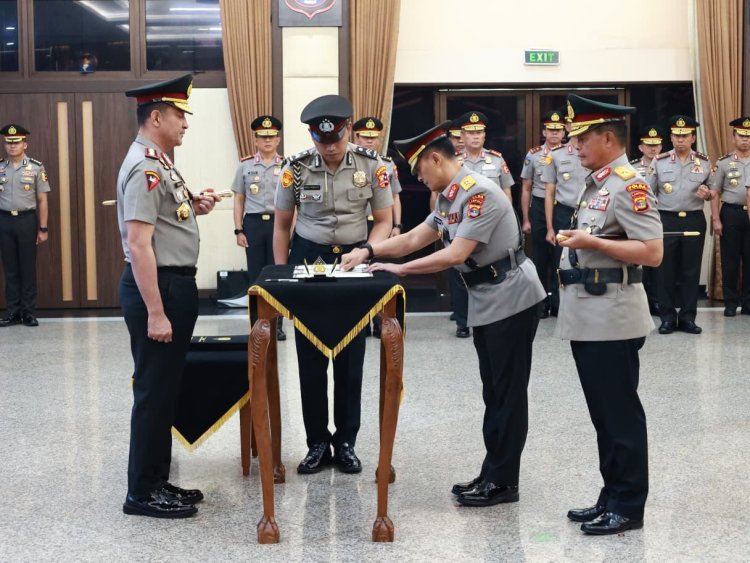 Kapolri Pimpin Sertijab Kakorlantas dan Tiga Kapolda di Mabes Polri