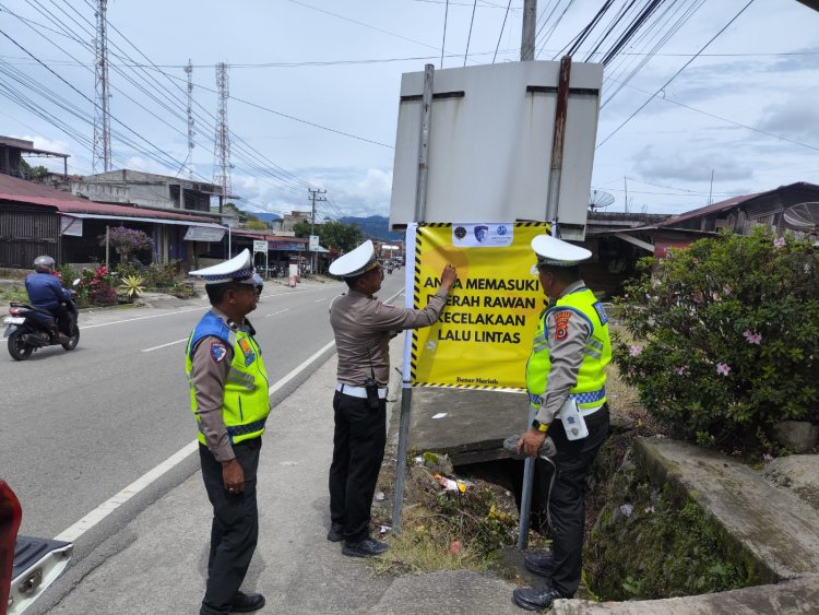 Satlantas Polres Bener Meriah Pasang Spanduk Imbauan dan Patroli di Titik Rawan Kecelakaan