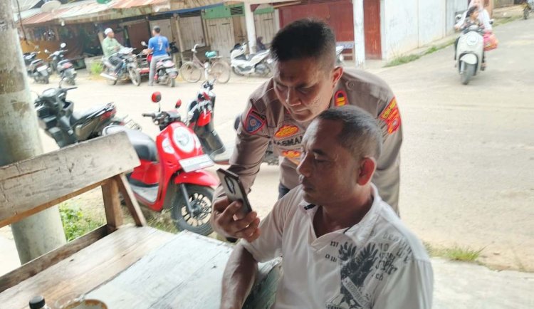 Polisi Bersama Masyarakat, Kapolsek Nurussalam Bantu Warga Daftar Perlindungan Sosial di Darul Falah