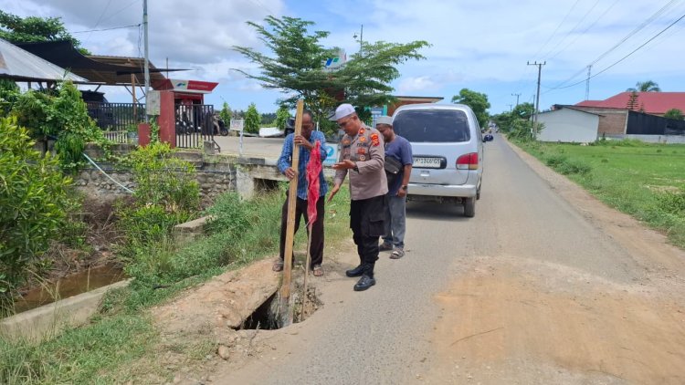 Mobil Terperosok di Jalan Berlubang, Kapolsek Nurussalam Hadir Membantu