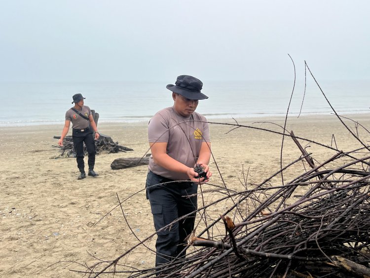 Green Policing Polres Aceh Timur, Kapolres Pimpin Aksi Bersih Bersih Pantai Pelangi