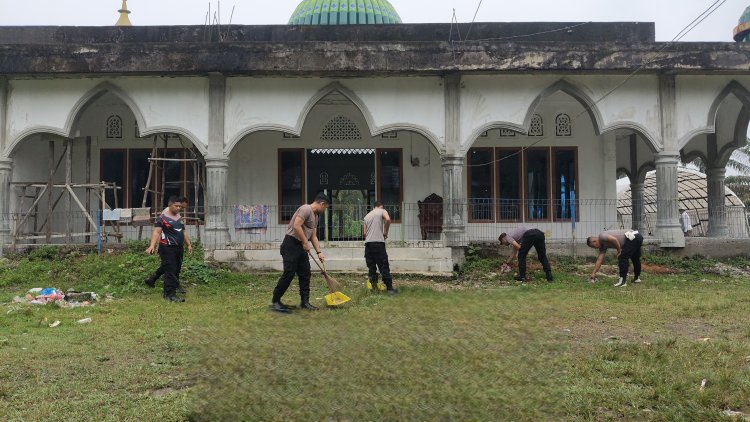 Green Policing, Kapolsek Simpang Jernih Bersama Personel Wujudkan Lingkungan Masjid yang Bersih dan Nyaman