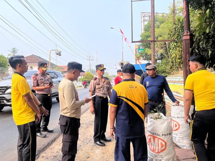 Green Policing, Polisi Bersama Masyarakat Gotong Royong Jaga Kebersihan di Simpang 4 Negeri Baru
