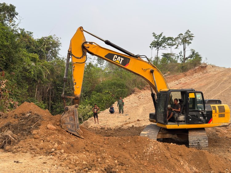 Dukung Kelancaran Akses Jalan, Satgas TMMD ke-130 Kodim 0427/Way Kanan Laksanakan Pemasangan Gorong-Gorong