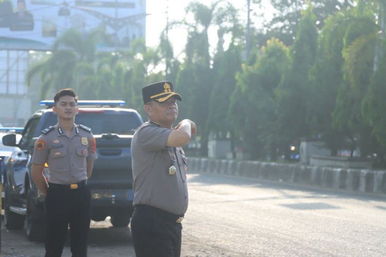 Kapolres Aceh Utara Turun Langsung Atur Lalu Lintas Pagi di Lhoksukon