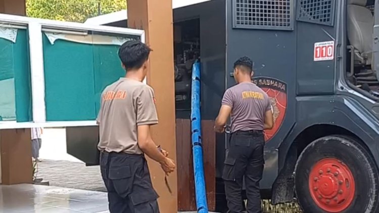 Polres Tasikmalaya Kota Salurkan 12.000 Liter Air Bersih ke Ponpes Idrisiyyah