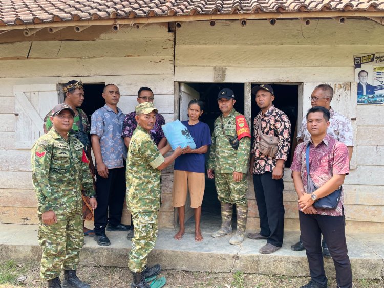 Wujud Kepedulian TNI kepada Rakyat, Babinsa Koramil 427-05/Banjit Salurkan Bantuan Sosial di Kampung Bali Sadar