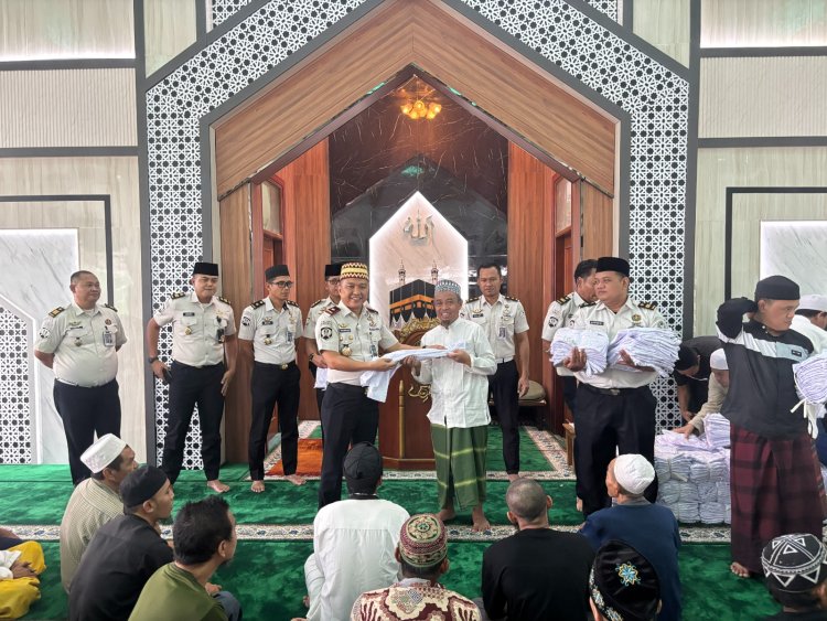 Kalapas Cipinang Bagikan Ratusan Baju Koko untuk Santri, Tegaskan Pelayanan Tanpa Pungutan