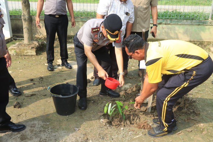 Tanam Pohon di SMA Negeri 1 Baktiya, Kapolres Aceh Utara Dukung Program Kapolri Green Policing