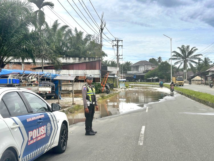 Satlantas Polres Nagan Raya Pantau Banjir di Jalan Nasional Meulaboh–Tapak Tuan, Pengendara Diimbau Hati-Hati
