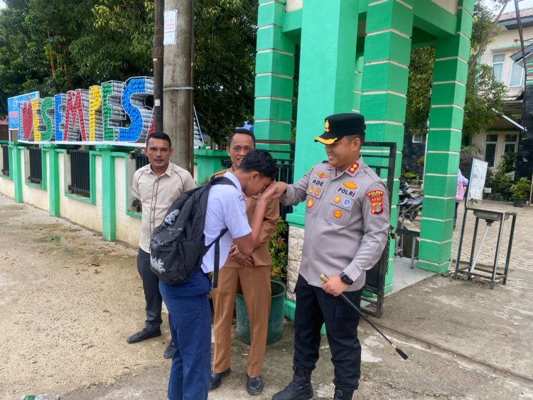 Polri Hadir untuk Masyarakat, Kapolres Abdya Turun Langsung Gatur Lalin di Depan Sekolah