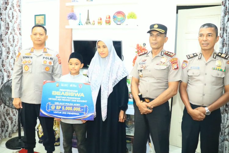 Dirbinmas Polda Aceh Serahkan Beasiswa Ustaz Adi Hidayat dan Sahabat untuk Hafiz Al-Qur’an