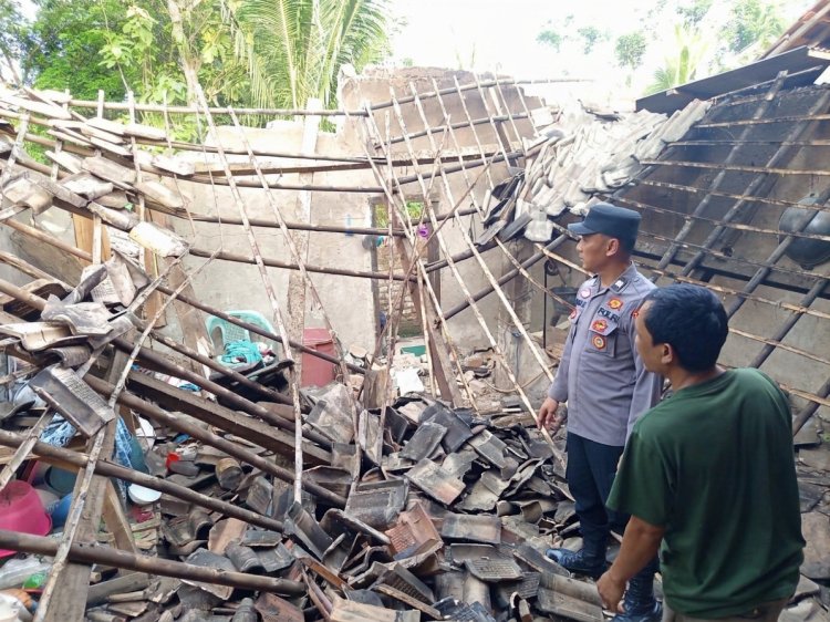 Polisi Sambangi Korban Rumah Roboh di Negeri Batin, Salurkan Bantuan Sembako